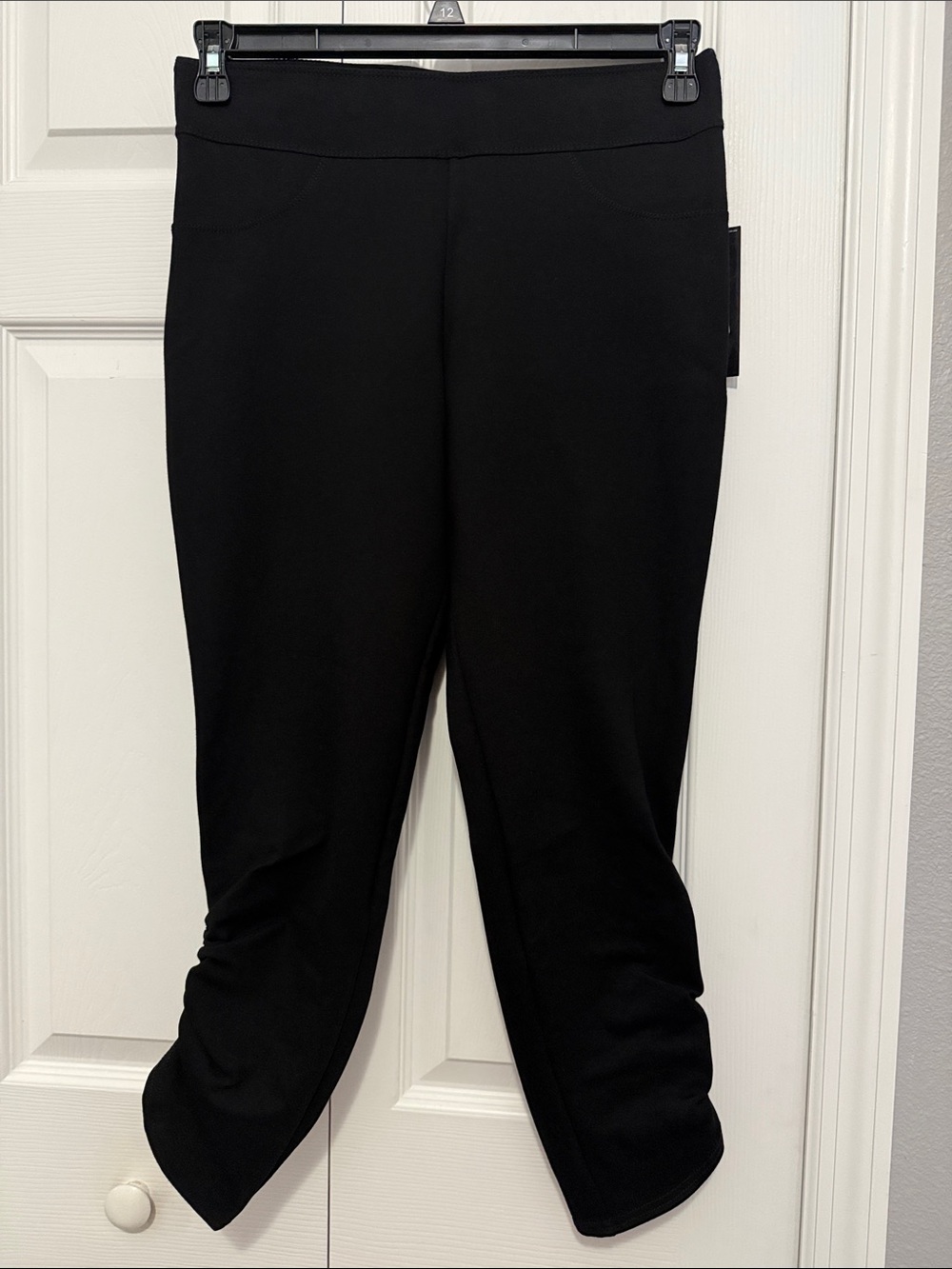 Women’s Black Pull-On Ponte Capri Pants